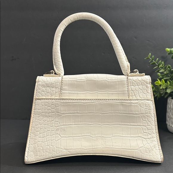 Chic White Croc-Embossed Satchel - Picture 6 of 13